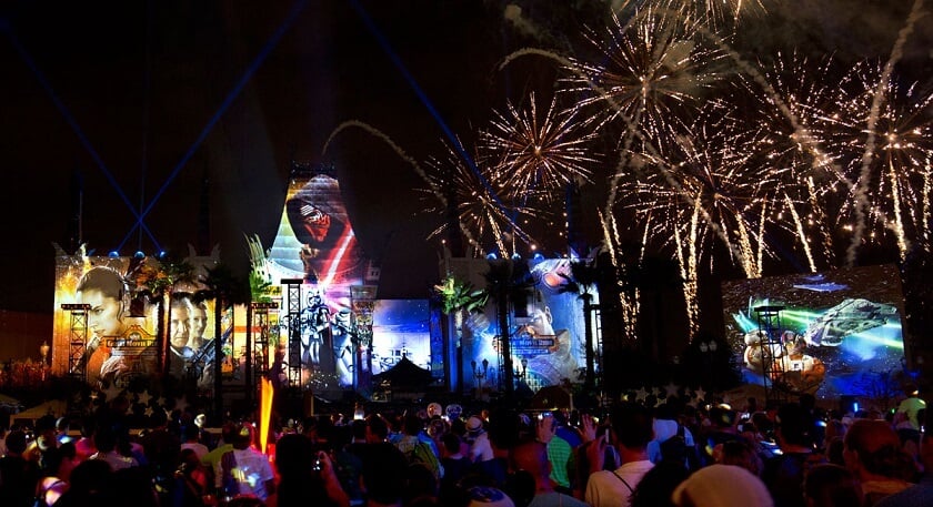 Show de fogos de artifício na área Star Wars Galaxy’s Edge no Disney Hollywood Studios em Orlando