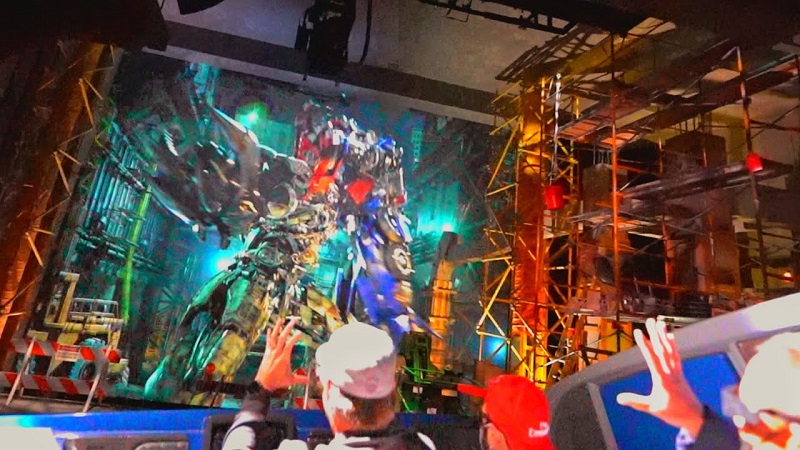 Interior do simulador do Transformers em Orlando