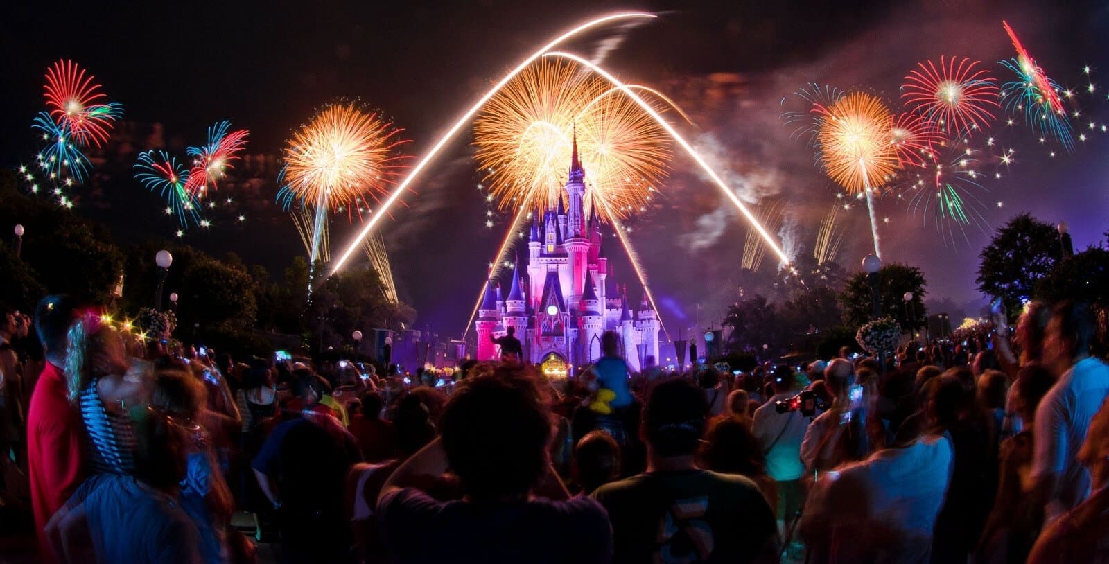 Pessoas assistindo ao show de fogos de artifício na Disney em Orlando