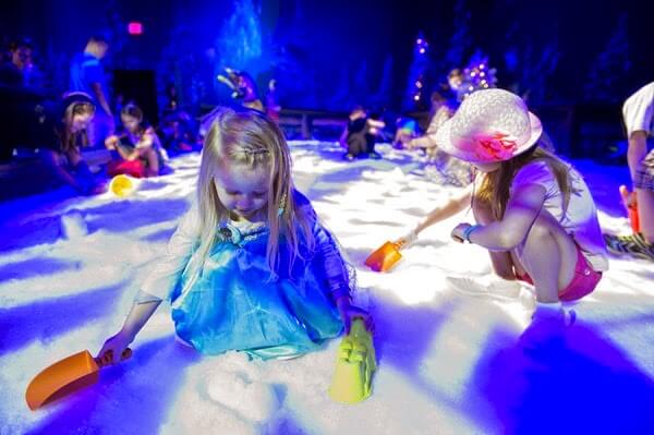 Crianças no Frozen Snowground na Disney em Orlando