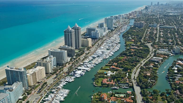 Praia e cidade de Miami em Junho