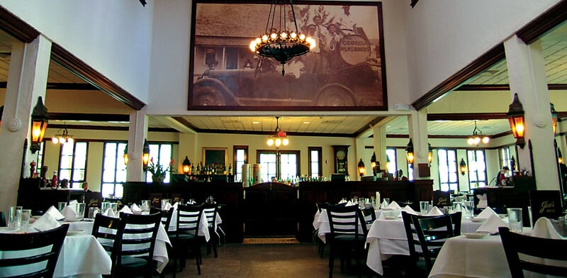 Interior do restaurante Joe’s Stone Crab em Miami