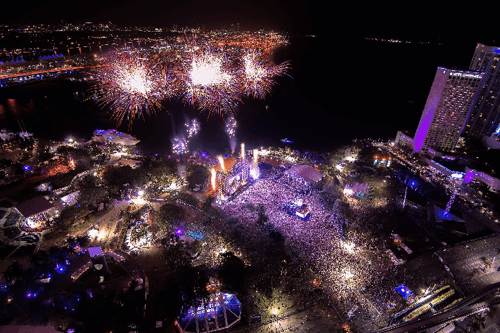 Vista aérea e noturna do Ultra Music Festival em Miami em 2016