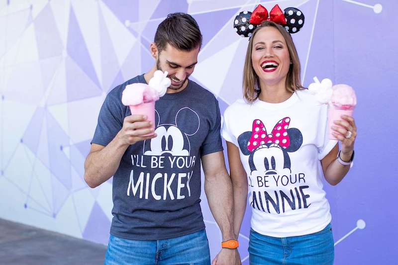 Casal com camisetas do Mickey e da Minnie na Disney em Orlando