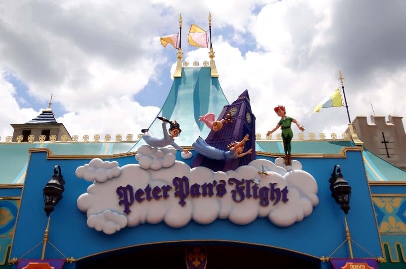 Fila interativa no brinquedo Peter Pan em Orlando