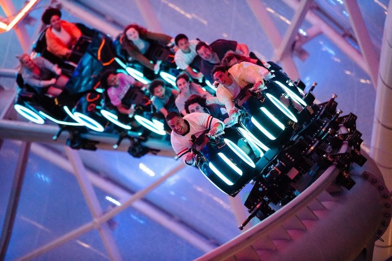 Passageiros na montanha-russa TRON no Magic Kingdom da Disney Orlando